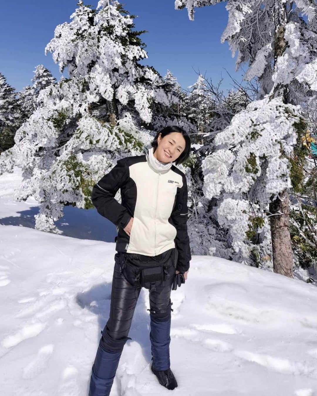 橋本志穂さんのインスタグラム写真 - (橋本志穂Instagram)「雪山にバイクで行けるなんて❣️ しかも、前日までは雪で閉鎖だったの。 近くまで行ったら開通になった‼️ 一か八か、行ってみてラッキー❣️ お天気もサイコー 青い空、白い雪 全てが眩しかったぜぃ🥰  楽しい提案をしてくれた正木さんと浅野さんに感謝です‼️  来年は スパイダー仲間がもっと増えるといいなー  #バイク女子　#brp　#can-am #SPYDERF3 #渋峠 #雪山」4月30日 22時37分 - shihohashimoto3