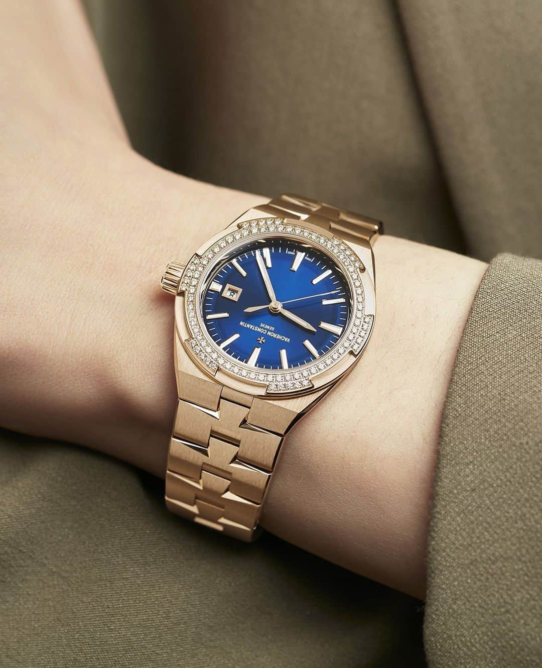 ヴァシュロン コンスタンタンのインスタグラム：「Rise and shine.🌟  The new Overseas self-winding in 18K 5N pink gold adopts the collection's iconic blue dial, magnified by 90 diamonds set on the bezel.   Thanks to its strap interchangeability system that is as simple as it is practical, the Overseas self-winding comes with three bracelet/straps: an integrated pink gold bracelet and two straps in rubber and calfskin.  #VacheronConstantin #OneOfNotMany #vacheron #thehourlounge #watches #watch #watchesofinstagram #horology #watchoftheday #diamonds #vcoverseas」