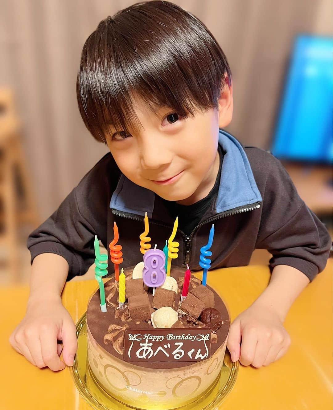 菊地あやかさんのインスタグラム写真 - (菊地あやかInstagram)「. 2023.04.30 𝗔𝘃𝗲𝗹👦🏻🎂❤️‍🔥 ⸜ ʜ ᴀ ᴘ ᴘ ʏ  ʙ ɪ ʀ ᴛ ʜ  ᴅ ᴀ ʏ ♡⸝  もう8歳！！！はやい！！！🥹🥹 今年はタイミングが合って実家でお祝い⸝⸝꙳ みんなからのおめでとう嬉しいね🥰🎂 8歳も元気にお友達と仲良くね🫶🏻🫶🏻🫶🏻  #4月生まれ#8歳#8歳男の子#小学生男子 #HBD#誕生日#3兄弟#男の子ママ#年子ママ」4月30日 22時44分 - ayaka_official06