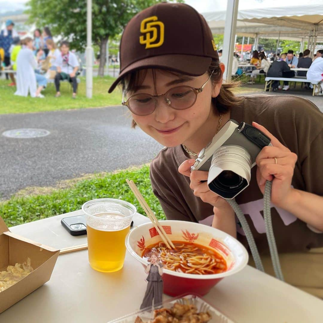 おのののかさんのインスタグラム写真 - (おのののかInstagram)「🥰 ひっさしぶりのフェスへ！  マスクなし、声出しOKも 本当に久しぶりでなんだか泣けた🥲✨  だいすきな @indigolaend_official  わりと早い時間でも良かったすぎた😌✨笑  友達の推し @angerme_official ちゃん、 前日動画で予習してからどハマり🥰🥰🥰  もうほーーーんと、可愛いし、ダンスも歌も最高だったー  アクリルスタンドは友達のを拝借。笑  私は今のところ箱推しってやつ。 だってほーーーんとみんな可愛すぎて、、🤯💓💓  好きなバンドがいたり、 推しがいる生活は心が潤いますね🪼🫧  フェス飯おいしすぎて食べすぎた🤫笑」4月30日 22時45分 - ononono_ka