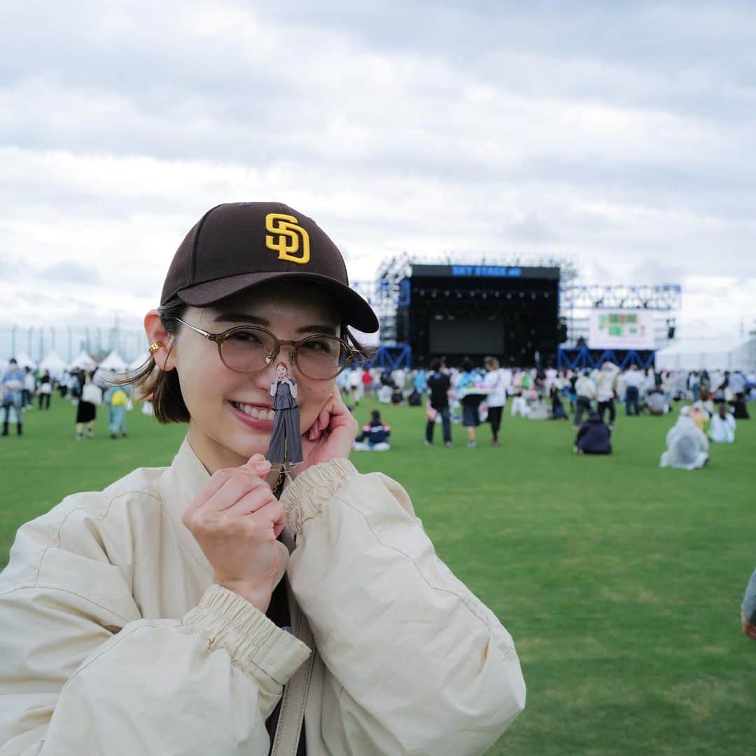 おのののかのインスタグラム：「🥰 ひっさしぶりのフェスへ！  マスクなし、声出しOKも 本当に久しぶりでなんだか泣けた🥲✨  だいすきな @indigolaend_official  わりと早い時間でも良かったすぎた😌✨笑  友達の推し @angerme_official ちゃん、 前日動画で予習してからどハマり🥰🥰🥰  もうほーーーんと、可愛いし、ダンスも歌も最高だったー  アクリルスタンドは友達のを拝借。笑  私は今のところ箱推しってやつ。 だってほーーーんとみんな可愛すぎて、、🤯💓💓  好きなバンドがいたり、 推しがいる生活は心が潤いますね🪼🫧  フェス飯おいしすぎて食べすぎた🤫笑」