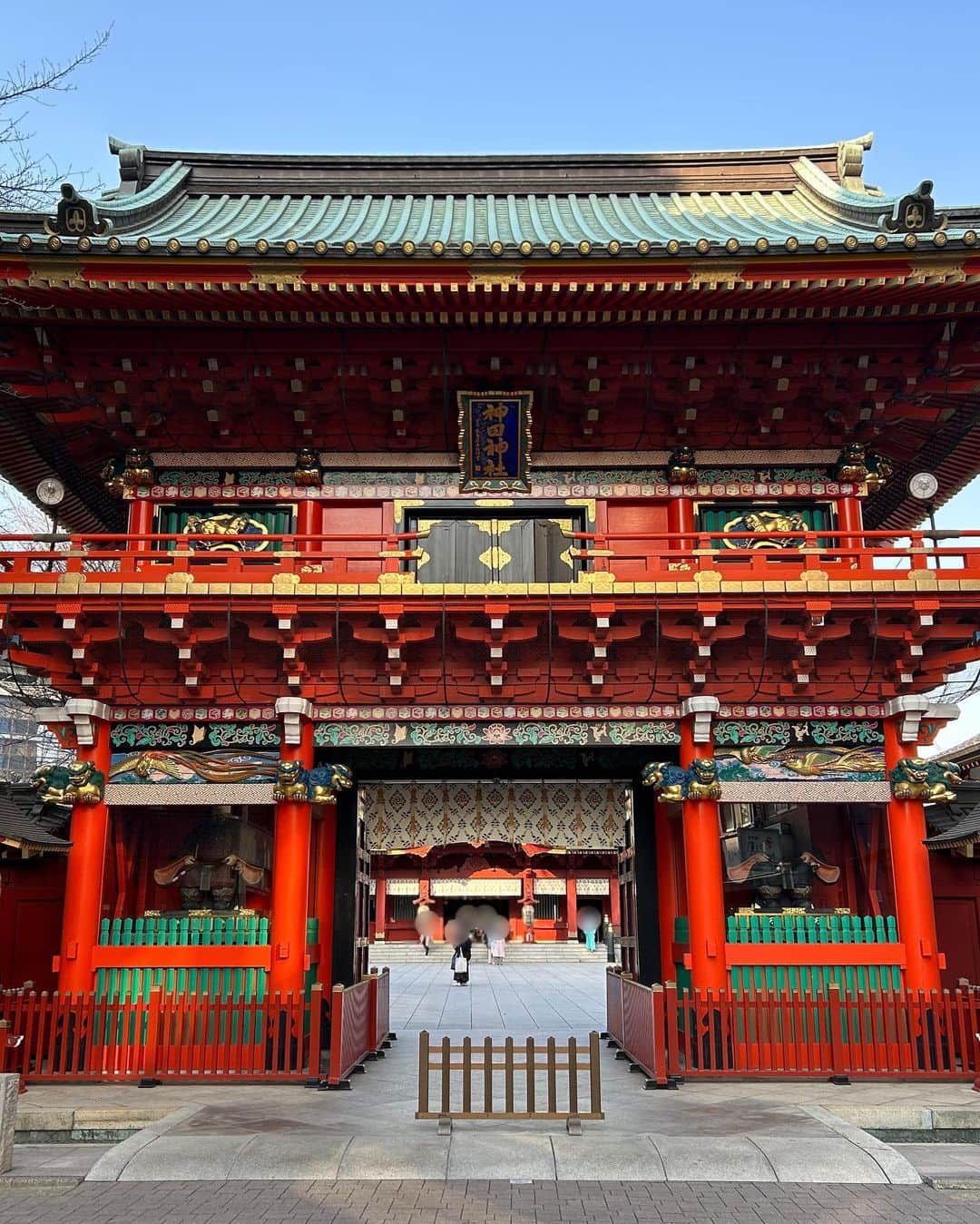 乙杉和平さんのインスタグラム写真 - (乙杉和平Instagram)「乙杉和平、東京のパワースポット【神田明神】へ行くの巻📖  「神田明神」へ行ってきました！ 正式名称は「神田神社」です。アニメ・ラブライブの舞台となった場所としても有名ですね。  神田明神は、縁結び、商売繁昌、健康、開運招福、除災厄除などのご利益があります。 他には「IT守護」「DX祈願祭」など、デジタルに関する祈願にもご利益があるとか。まさかの現代対応。 ありがたや、ありがたや🙏  「隨神門」を初めて見たとき、迫力ありすぎて圧倒されました。 スピリチュアルなことはよくわからない私でも、漠然と何かしらのパワーがあるっぽいなと感じました🤔  境内には、海の仲間に守られた「えびす様尊像」や石造りでは日本一の大きさを誇る「だいこく様尊像」などの有名パワースポットがあります。  そして、御神馬として神幸号、愛称・明（あかり）ちゃんがいらっしゃいました。めんこい顔してる。  神田明神、見どころ満載でございました。 ここでナイスアイデアが思い浮かんだので、行ってよかったです🙏  #俳優 #乙杉和平 #モデル #クリエイター #道産子  #aikoジャンキー #風民  #役者 #actor  #model  #演员  #배우#fashion #style #instafashion  #photography  #東京 #パワースポット#東京パワースポット #パワースポット神社仏閣 #神社仏閣  #神社 #神社巡り#神田明神 #神田神社 #大黒様 #恵比寿様 #御神馬 #ラブライブ #ラブライブ聖地巡礼」4月30日 22時45分 - otosugi_wahei