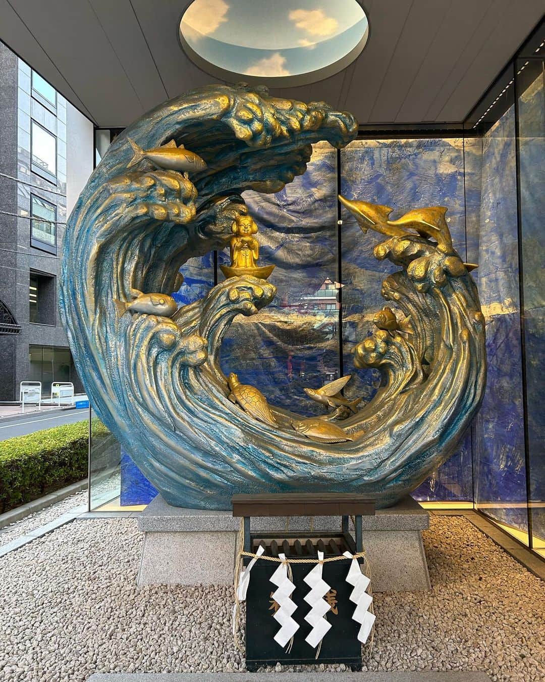 乙杉和平さんのインスタグラム写真 - (乙杉和平Instagram)「乙杉和平、東京のパワースポット【神田明神】へ行くの巻📖  「神田明神」へ行ってきました！ 正式名称は「神田神社」です。アニメ・ラブライブの舞台となった場所としても有名ですね。  神田明神は、縁結び、商売繁昌、健康、開運招福、除災厄除などのご利益があります。 他には「IT守護」「DX祈願祭」など、デジタルに関する祈願にもご利益があるとか。まさかの現代対応。 ありがたや、ありがたや🙏  「隨神門」を初めて見たとき、迫力ありすぎて圧倒されました。 スピリチュアルなことはよくわからない私でも、漠然と何かしらのパワーがあるっぽいなと感じました🤔  境内には、海の仲間に守られた「えびす様尊像」や石造りでは日本一の大きさを誇る「だいこく様尊像」などの有名パワースポットがあります。  そして、御神馬として神幸号、愛称・明（あかり）ちゃんがいらっしゃいました。めんこい顔してる。  神田明神、見どころ満載でございました。 ここでナイスアイデアが思い浮かんだので、行ってよかったです🙏  #俳優 #乙杉和平 #モデル #クリエイター #道産子  #aikoジャンキー #風民  #役者 #actor  #model  #演员  #배우#fashion #style #instafashion  #photography  #東京 #パワースポット#東京パワースポット #パワースポット神社仏閣 #神社仏閣  #神社 #神社巡り#神田明神 #神田神社 #大黒様 #恵比寿様 #御神馬 #ラブライブ #ラブライブ聖地巡礼」4月30日 22時45分 - otosugi_wahei