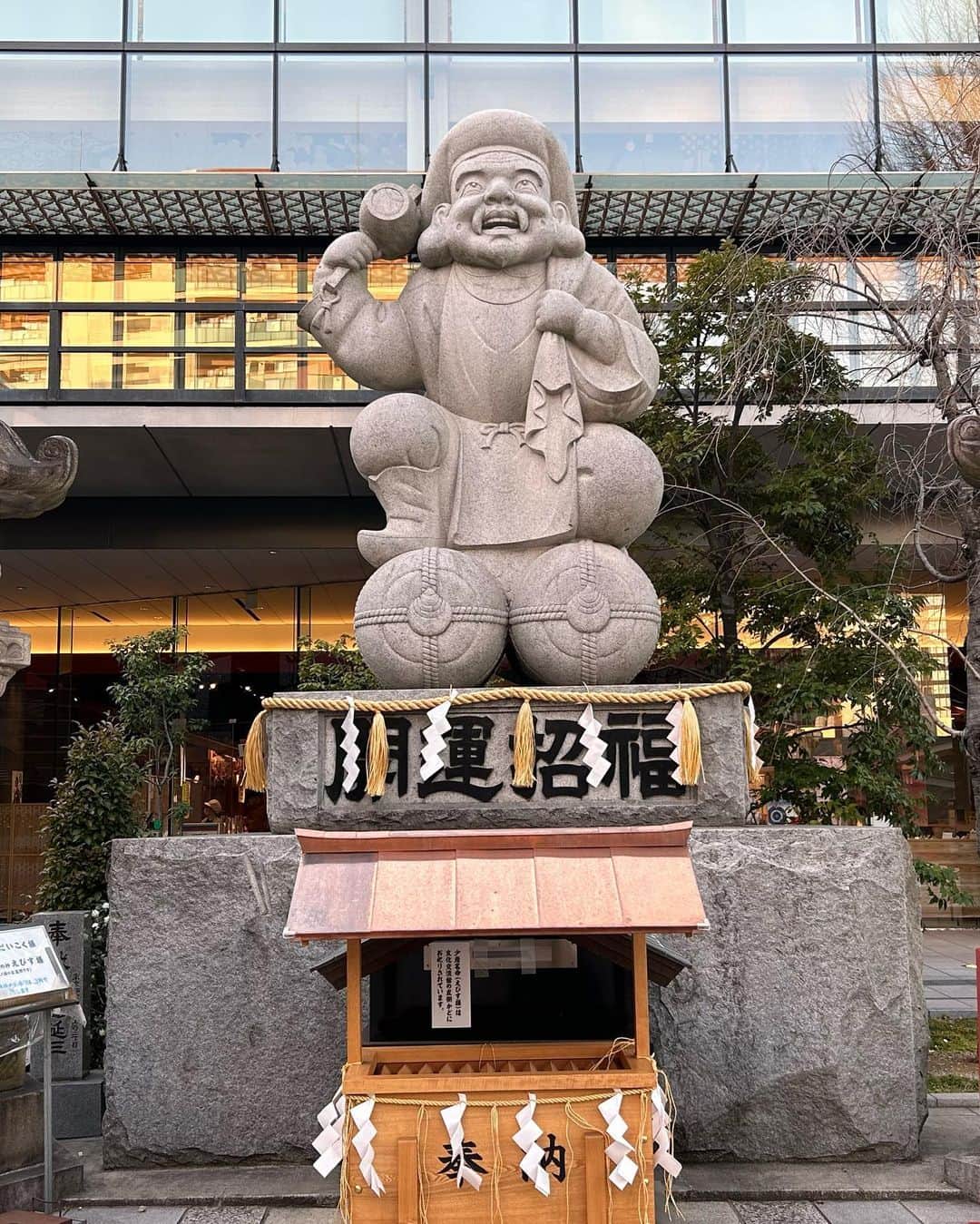 乙杉和平さんのインスタグラム写真 - (乙杉和平Instagram)「乙杉和平、東京のパワースポット【神田明神】へ行くの巻📖  「神田明神」へ行ってきました！ 正式名称は「神田神社」です。アニメ・ラブライブの舞台となった場所としても有名ですね。  神田明神は、縁結び、商売繁昌、健康、開運招福、除災厄除などのご利益があります。 他には「IT守護」「DX祈願祭」など、デジタルに関する祈願にもご利益があるとか。まさかの現代対応。 ありがたや、ありがたや🙏  「隨神門」を初めて見たとき、迫力ありすぎて圧倒されました。 スピリチュアルなことはよくわからない私でも、漠然と何かしらのパワーがあるっぽいなと感じました🤔  境内には、海の仲間に守られた「えびす様尊像」や石造りでは日本一の大きさを誇る「だいこく様尊像」などの有名パワースポットがあります。  そして、御神馬として神幸号、愛称・明（あかり）ちゃんがいらっしゃいました。めんこい顔してる。  神田明神、見どころ満載でございました。 ここでナイスアイデアが思い浮かんだので、行ってよかったです🙏  #俳優 #乙杉和平 #モデル #クリエイター #道産子  #aikoジャンキー #風民  #役者 #actor  #model  #演员  #배우#fashion #style #instafashion  #photography  #東京 #パワースポット#東京パワースポット #パワースポット神社仏閣 #神社仏閣  #神社 #神社巡り#神田明神 #神田神社 #大黒様 #恵比寿様 #御神馬 #ラブライブ #ラブライブ聖地巡礼」4月30日 22時45分 - otosugi_wahei