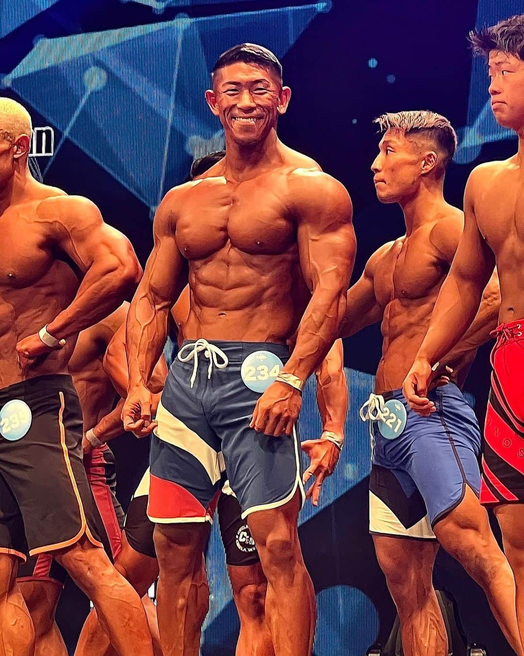 寺島遼のインスタグラム：「いつステージ場でこんな笑顔の脱力姿見せたんだろう🤣🤣🤣 そろそろ今年のサーフパンツ色決めよ🔥🔥  ゴールデンウィークセール開催中！ 期間：4/26(水)〜5/9(火) サイト内商品が最大70%OFF @naturecanfitnessjp   特別コード【TERASHIMA15】の併用でさらに割引になります！」