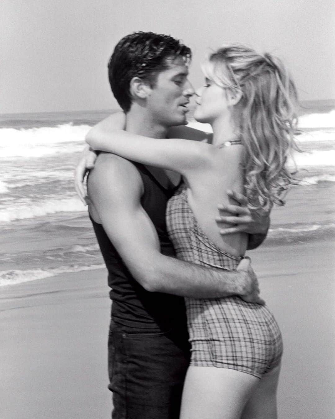 ゲスのインスタグラム：「Summer lovin’ 🖤 @claudiaschiffer in 1989 photographed by @ellenvonunwerth #GUESSGirl」