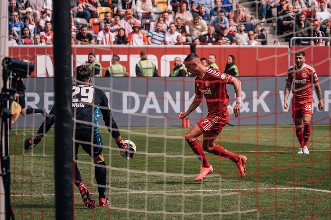 クリストファー・ピーターソンのインスタグラム：「Keep going, it’s worth it.  +1 ⚽️ #trevligvalborg」