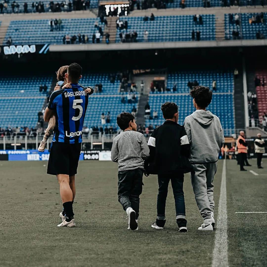 ロベルト・ガリアルディーニのインスタグラム：「Vittoria con tifosi speciali!! 🖤💙   #InterLazio」