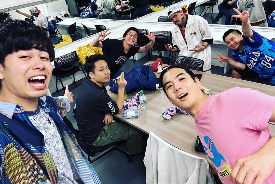 マサイのインスタグラム：「ユーフェス２日間お疲れ様でした！ 久しぶりに皆さんと出会えて幸せです🥰  3年ぶりのU-FESで、クリエイターのみんなとひとつになって実現できたのが嬉しかった✨ そうそう、これがUUUMだ‼️ ジョイナス最高！  そして突如やることが決定して当日まで心臓バクバクでしたが、まさか奇跡的に生まれたあの曲を披露することになるとは思わなかったなぁ…人生において新たな刺激になりました。緊張が止まらなかった🤣  けどありったけ熱意込めて練習ほぼなしで全力でパフォーマンスさせていただきましたwww MVのダンスもみんなでやれた✨ ちゃんと歌えてたかな？…  そして未完成人、やっぱあれ夏来てますわ。 まだまだ盛り上げていきまっせ！！！  #ufes  #フィッシャーズ」