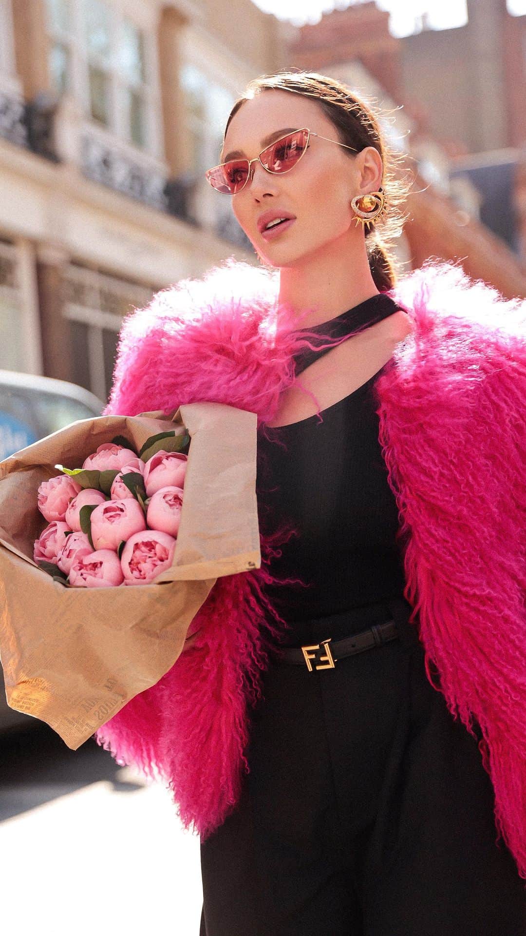 アイーダ・ガリフッリーナのインスタグラム：「Everything’s coming up roses 🌺 …. When the city starts to bloom with colors and you finally start breathing the Spring   @maisonvalentino   Video: @igorfain」