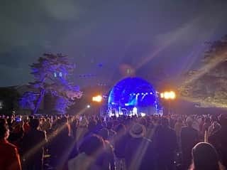 田島貴男のインスタグラム：「ハイドパークミュージックフェスティバルにて。アルバム「MUSIC, DANCE & LOVE」の曲たちが自然に受け入れられる。僕がやってきたことをすぐに理解してくれる、フジロックにも似た、音楽愛が深いお客さん達がたくさん集まったいいムードのフェスでした。ありがとう！」