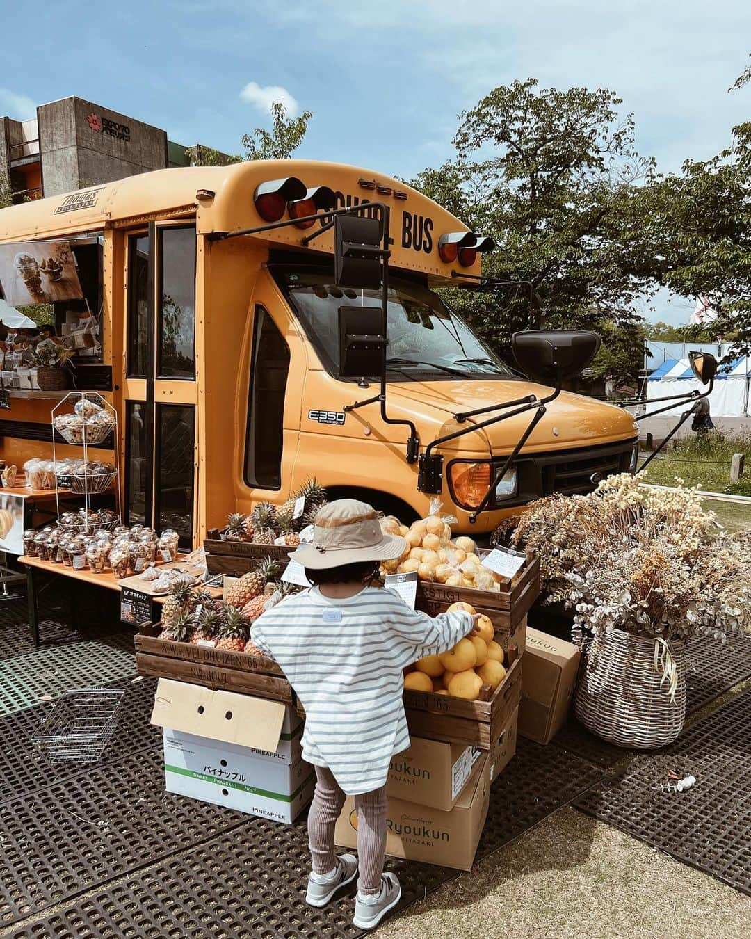 akiiiii1025さんのインスタグラム写真 - (akiiiii1025Instagram)「🍍💐🚌🌈  #lohasfesta#rikota#kidscode #ロハスフェスタ#ロハスフェスタ万博#万博公園 #ボーダーT#キッズコーデ#キッズファッション #着回しコーデ#リンクコーデ#男の子コーデ #お揃いコーデ#ボーダー#韓国コーデ#韓国子供服 #男の子ママ#大阪ママ#北摂ママ#兄弟ママ #2児ママ#2歳差兄弟#2歳差育児#おとこのこ #こどものいる暮らし#こどもとおでかけ#関西おでかけ」4月30日 22時55分 - akiiiii1025