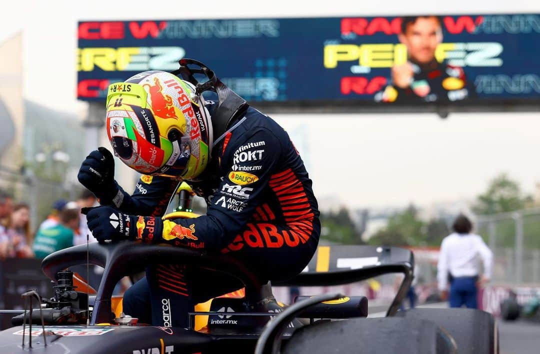 セルジオ・ペレスさんのインスタグラム写真 - (セルジオ・ペレスInstagram)「We dominated this weekend, Great job @redbullracing and a great result for the team. We are in the fight!!   Dominamos este fin de semana, Gran trabajo por parte de @redbullracing y un gran resultado para el equipo.Estamos en la pelea!!   #SP11  📸 @thommogetty」4月30日 22時56分 - schecoperez