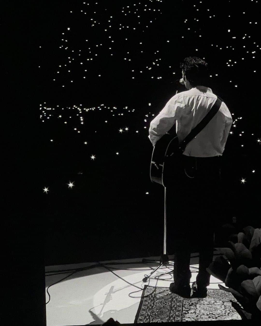 山内一世さんのインスタグラム写真 - (山内一世Instagram)「夫婦で @the1975 な日曜日🎸(贅沢。  変わらないマシューの心地良い甘い声に、 スクリーン映像の妙技、色っぽい佇まいと🪄 最初から最後まで好きな歌が詰まっていて 多幸感に包まれた最高のliveでございました。🖤  #the1975」4月30日 22時57分 - zu_meer