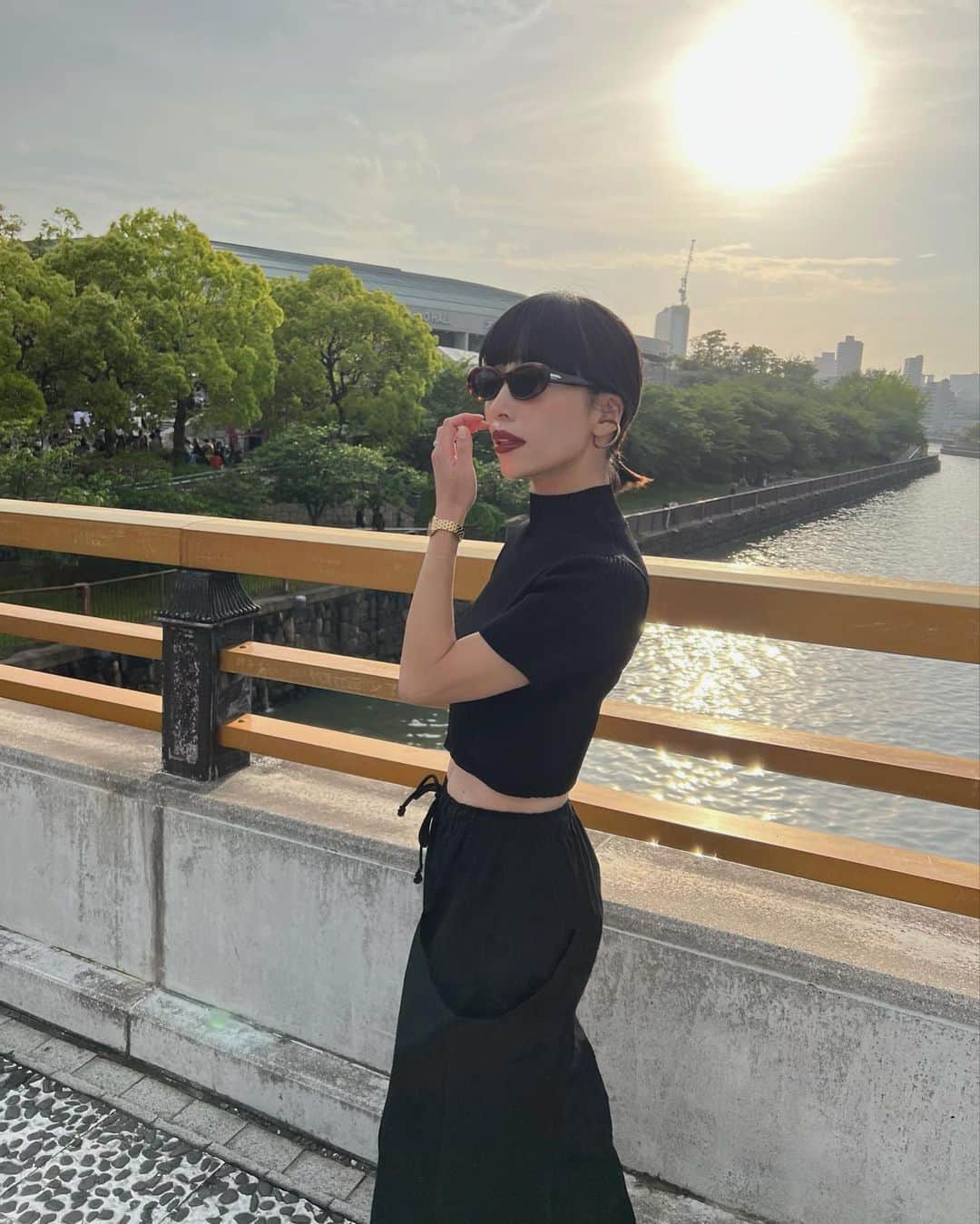 山内一世のインスタグラム：「夫婦で @the1975 な日曜日🎸(贅沢。  変わらないマシューの心地良い甘い声に、 スクリーン映像の妙技、色っぽい佇まいと🪄 最初から最後まで好きな歌が詰まっていて 多幸感に包まれた最高のliveでございました。🖤  #the1975」