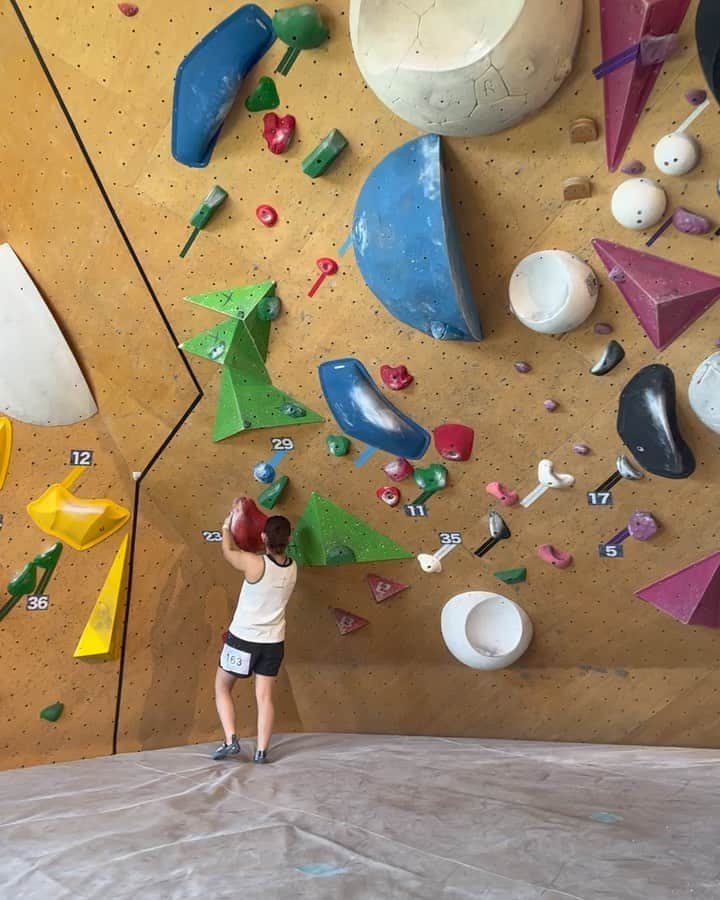 松島由希のインスタグラム：「@flatbouldering さん8周年おめでとうござます‼︎‼︎‼︎  8年前、山形へ合宿免許取りに行ってて空き時間にすこーしだけオープンをお手伝いした事！とても良い思い出です☺️💕  やっと周年コンペに伺えて、嬉しかった✨  30代は人数少なめで13分×2セットの駆け抜けスタイルの予選ラウンドでめちゃくちゃパンプしたけど、トレーニングモードで楽しみました🏃笑  決勝もover40のお二人とチームで頑張りました💯  久々コンペで実は緊張してたけど、知り合いの方もたくさん居てお話できたり一緒に登ったりで終始楽しかったです！  なかなかコンペに出る機会も少なくなってしまったので、今回出れて良かったなー。次回も年齢別カテゴリーだったら仲間を引き連れてくるぞ！  オーナー平松夫妻、スタッフ、セッターの皆様ありがとうございました😄  また登りに行きますっ！9年目も頑張ってくださいっ！！！！  🎥 @7eri ありがとう🫶  #flatbouldering  #8周年おめでとうございます」