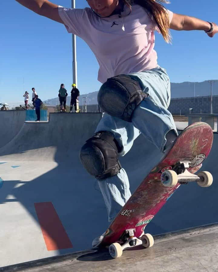 スカイ・ブラウンのインスタグラム：「1,2,3 or 4??? 🤷‍♀️🧐  🇦🇷  #nosebluntslide #fskickflip #christair #skybrown #argentina」