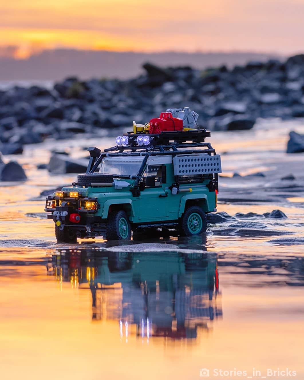 LEGOさんのインスタグラム写真 - (LEGOInstagram)「Happy @landrover Day! Share your favorite off-road destinations with us️📍🗺️    📸: @archiminibricks and @Stories_in_Bricks from @brickcentral   #LEGO #AFOL #ToyPhotography #LandRoverDay #LandRover #Defender」4月30日 23時01分 - lego