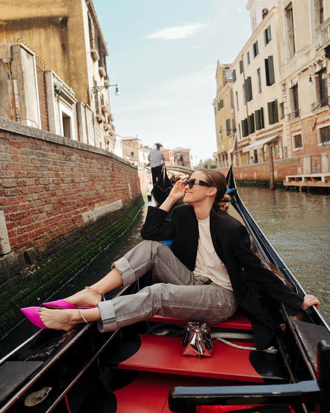 Jimmy Chooさんのインスタグラム写真 - (Jimmy ChooInstagram)「Friends of the house including the always stylish @ikramabdi @fiammettacicogna and @alisa___volskaya soak up the beauty of Venice while debuting our new capsule collection @jimmychoo x @mytheresa.com  Available exclusively at @mytheresa.com   #JimmyChoo #MytheresaExclusive」4月30日 23時01分 - jimmychoo