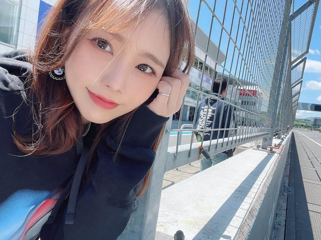 のインスタグラム：「先日StudieTVの収録したときのっ 、 収録で富士行って1週間経たないうちにまたレースで富士に行く人。 、 、 、 明日あたりにはまた富士の見どころ？的なやつとかの長文()を例のごとく載せようと思うのでちゃんと読むよーにっ😎✨ 、 、 、 #BMWTeamStudie #StudieTV  #サーキット #レースクイーン #自撮り #セルフィー #セルカ  #circuit #racequeen #rq #selfie #selca  #레이싱모델 #賽車女郎 #自拍 #셀카 #셀피」