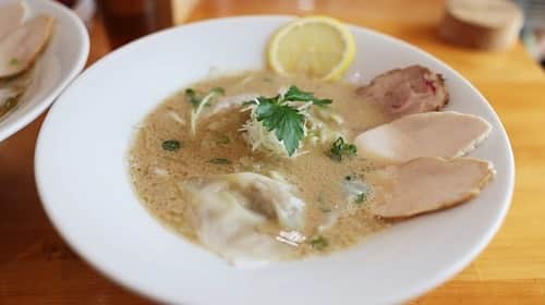 のインスタグラム：「けんさむ🐶です🍜🍥 【かけつ軒】鯛のラーメン？！ さっぱりおいしい出汁系のラーメンが食べれます🍜😋@熊本清水新地 📍#かけつ軒  いいね👍フォロー👯‍♂️Thankyou😇✨ 皆さんの熊本のお気に入りを教えてください🌿 DM💭待ってます🐶🎶 . #けんさむの熊本紹介 #熊本 #熊本グルメ #くまモン #けんさむ #熊本観光 #熊本県 #kumamoto #熊本ランチ #熊本ラーメン #チンタン #パイタン」