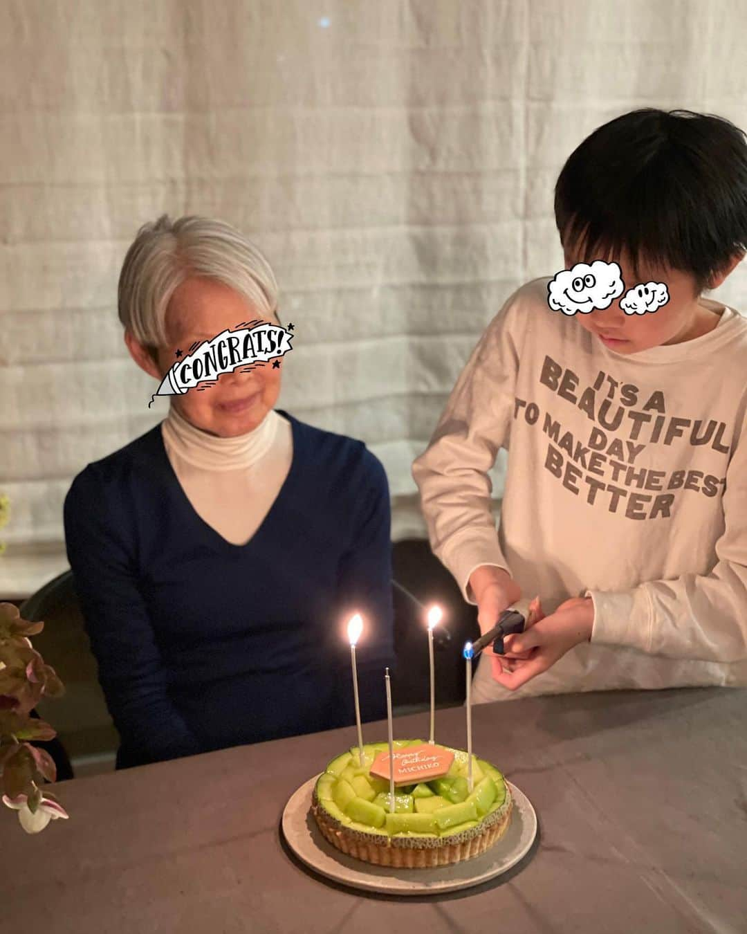 松見早枝子さんのインスタグラム写真 - (松見早枝子Instagram)「昨日は母のバースデーパーティーをうちで🎂 ・ バースデーケーキは#メロンのタルト を作ってみました🍈 ・ タルト生地の上にダコワーズ生地、その上にカスタードクリーム、その上にフレッシュメロンをのせ、ナパージュ(ゼリー)をかけたうちの定番フルーツタルト。メロンは初めて❗️ メロンの並べ方、かなり悩みました😅 ・ 素敵な木目のバースデークッキープレートはまさこさん @maa_icingcookies にお願いしました🙏✨ ・ 夕方から集まって、軽い前菜で飲み始め、その後は母のリクエストの手作りピザでパーティー🍕🍕 ・ 昨夜のメニューは、 ■アスパラガスの生ハム巻き　醤マヨネーズと松の実で ■和野菜と甘夏のサラダ　山椒の実とわさびの醤油ドレッシングで ■チキンのスパイシー揚げ&黒舞茸揚げ　しょっつるとレモンのたれ&パクチーで ・ ピザは ■ピッツァ・マルゲリータ ■しらすと柚子胡椒ホワイトソースのピッツァ　レモンと青じそで ■プッタネスカ(アンチョビ・ケーパー・ブラックオリーブ入りトマトソース)とツナのおつまみピッツァ ■新玉ねぎのピザラディエール(南仏風玉ねぎピッツァ) ・ 母が喜んでたくさん食べてくれて本当に嬉しかった❗️ ・ お正月以来の一家集合に盛り上がって、寝る時間くらいに両親が帰り、姉夫婦は深夜に💨 ・ たくさん食べて飲んで話して、音楽家の姉は趣味の音楽をせっせとかけてくれて、息子もプレゼントの🎸演奏を。 とっても楽しいパーティーでした😄 ・ 母親の求心力ってどこか特別ですよね😙😙 ・ ・ #バースデーパーティー #パーティー料理 #手作りピッツァ #手作りピザ #フルーツタルト #手作りフルーツタルト #粮理家 #ウェルネスフードスタイリスト #松見早枝子 #homemadepizza #homemadetart #fruittart #wellnessfoodstylist #saekomatsumi」4月30日 23時02分 - saekomatsumi