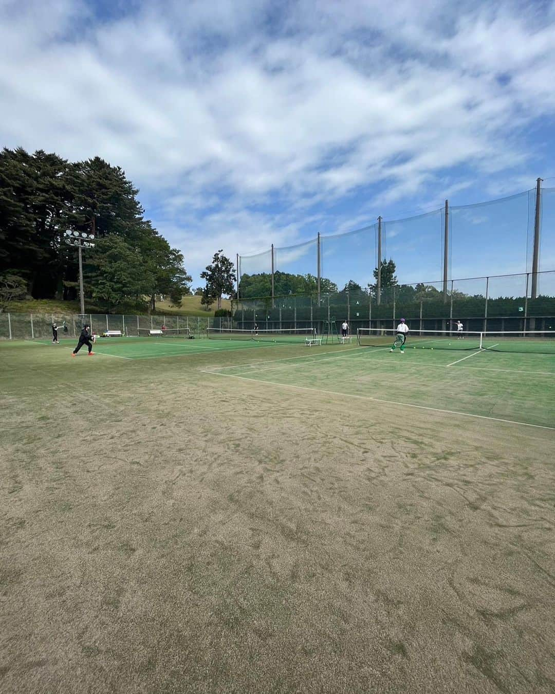 坂下千里子さんのインスタグラム写真 - (坂下千里子Instagram)「少し前にテニス合宿行ってきましたー🎾 . . Happy Birthdayまでしてもらい、感謝感激‼︎準備してくれたSちゃん、皆さま、本当にありがとうございました😭 .大人になって、こんなに物凄くワクワク出来て、皆んなありがとねー♪ KTA..STCメンバーLOVE♡ あ，. そうそう！メンバーの皆さん、合宿中の私のテニスプレイ中の写真、誰も撮ってくれてないんだけど😂これは反省会ね‼︎😂 . . #合宿行く2週間前から#天気予報 #チェック #tennis #tennis🎾 #tennisplayer #テニス #tenniscourt #tennislife #tenniscourt #tennistime #熱血部長#千里子」4月30日 23時16分 - chiriko_sakashita_official