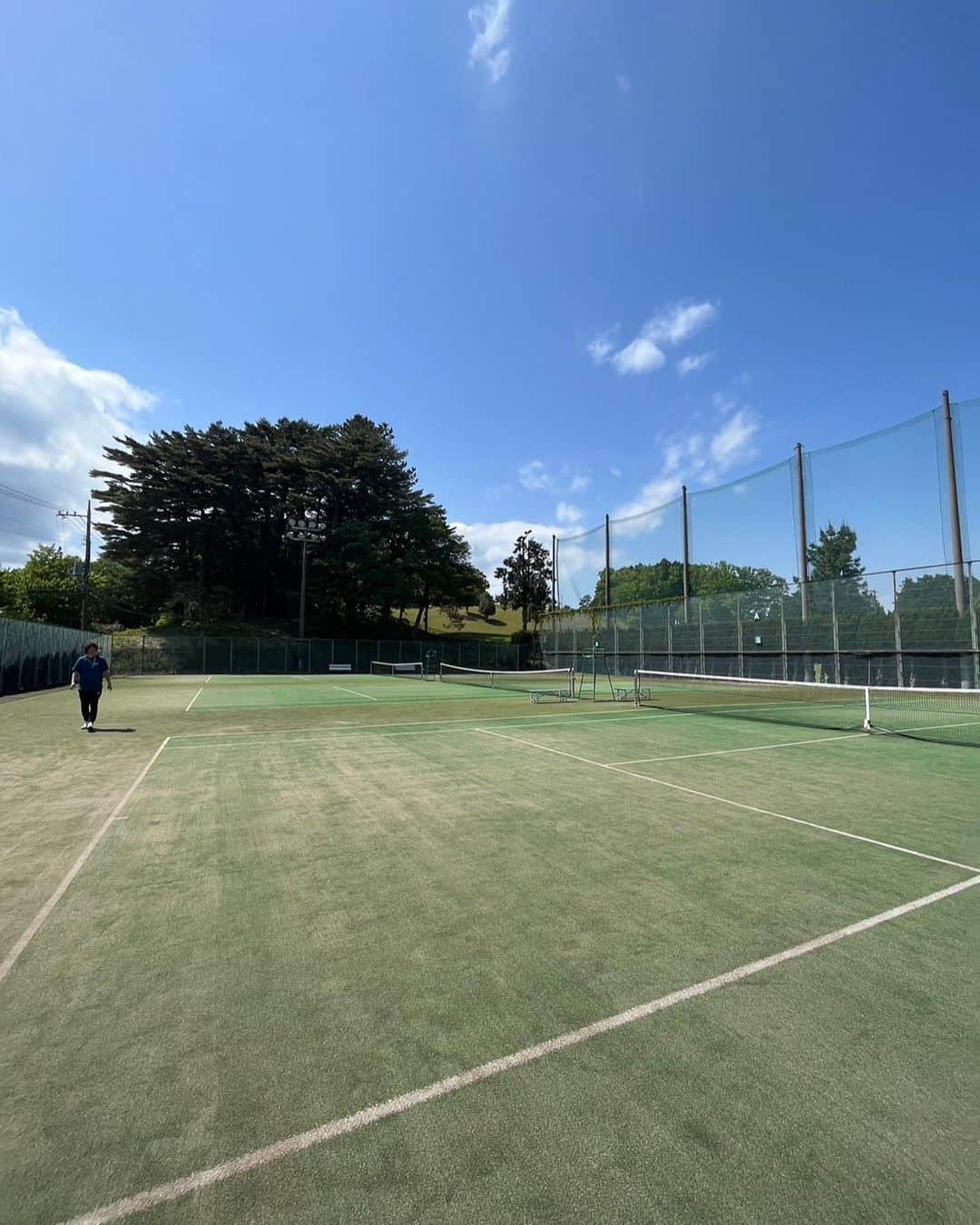 坂下千里子のインスタグラム：「少し前にテニス合宿行ってきましたー🎾 . . Happy Birthdayまでしてもらい、感謝感激‼︎準備してくれたSちゃん、皆さま、本当にありがとうございました😭 .大人になって、こんなに物凄くワクワク出来て、皆んなありがとねー♪ KTA..STCメンバーLOVE♡ あ，. そうそう！メンバーの皆さん、合宿中の私のテニスプレイ中の写真、誰も撮ってくれてないんだけど😂これは反省会ね‼︎😂 . . #合宿行く2週間前から#天気予報 #チェック #tennis #tennis🎾 #tennisplayer #テニス #tenniscourt #tennislife #tenniscourt #tennistime #熱血部長#千里子」