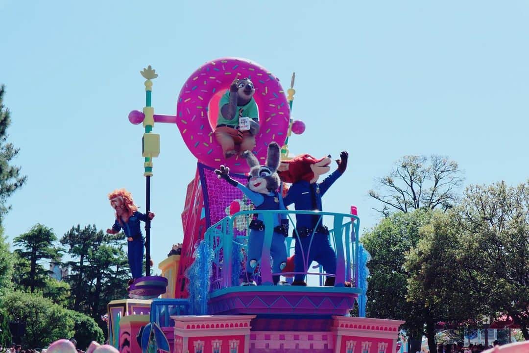 青木智美さんのインスタグラム写真 - (青木智美Instagram)「. ☑︎#20230427 Tokyo Disneyland 🐭💙❤️ w/@teramipooo  . 絶好のディズニー日和🌞 乗りたいものも乗れて 食べたいものも食べれて 見たいものも見れて 充実した1日でした🥴🫶🏼 . #東京ディズニーランド  #tokyodisneyland #TDL #ともみほディズニー .」4月30日 23時10分 - aotm25___