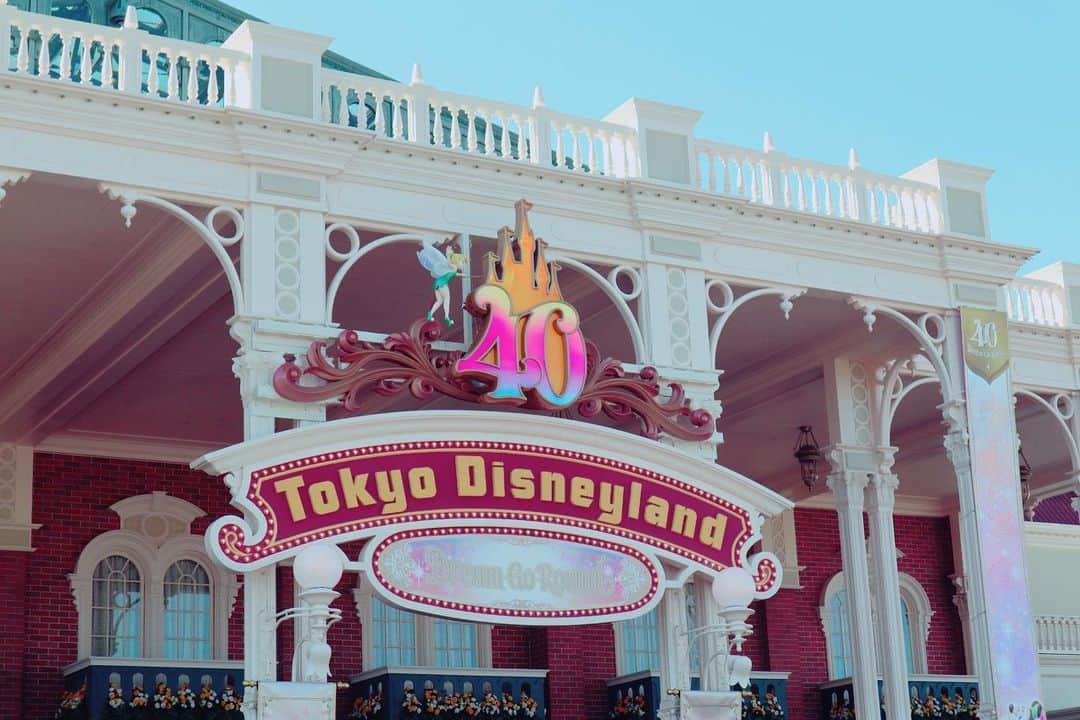 青木智美のインスタグラム：「. ☑︎#20230427 Tokyo Disneyland 🐭💙❤️ w/@teramipooo  . 絶好のディズニー日和🌞 乗りたいものも乗れて 食べたいものも食べれて 見たいものも見れて 充実した1日でした🥴🫶🏼 . #東京ディズニーランド  #tokyodisneyland #TDL #ともみほディズニー .」