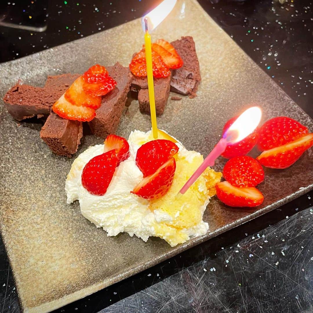 田中香子さんのインスタグラム写真 - (田中香子Instagram)「三日三晩、 お祝いしていただきました🎂 楽しく歳を重ねられることに ただただ感謝✨✨ めちゃめちゃ感謝✨✨✨  パワーアップして 進みます！！！  #birthday #birthdaycake  #happybirSOOday」4月30日 23時15分 - soo.yt