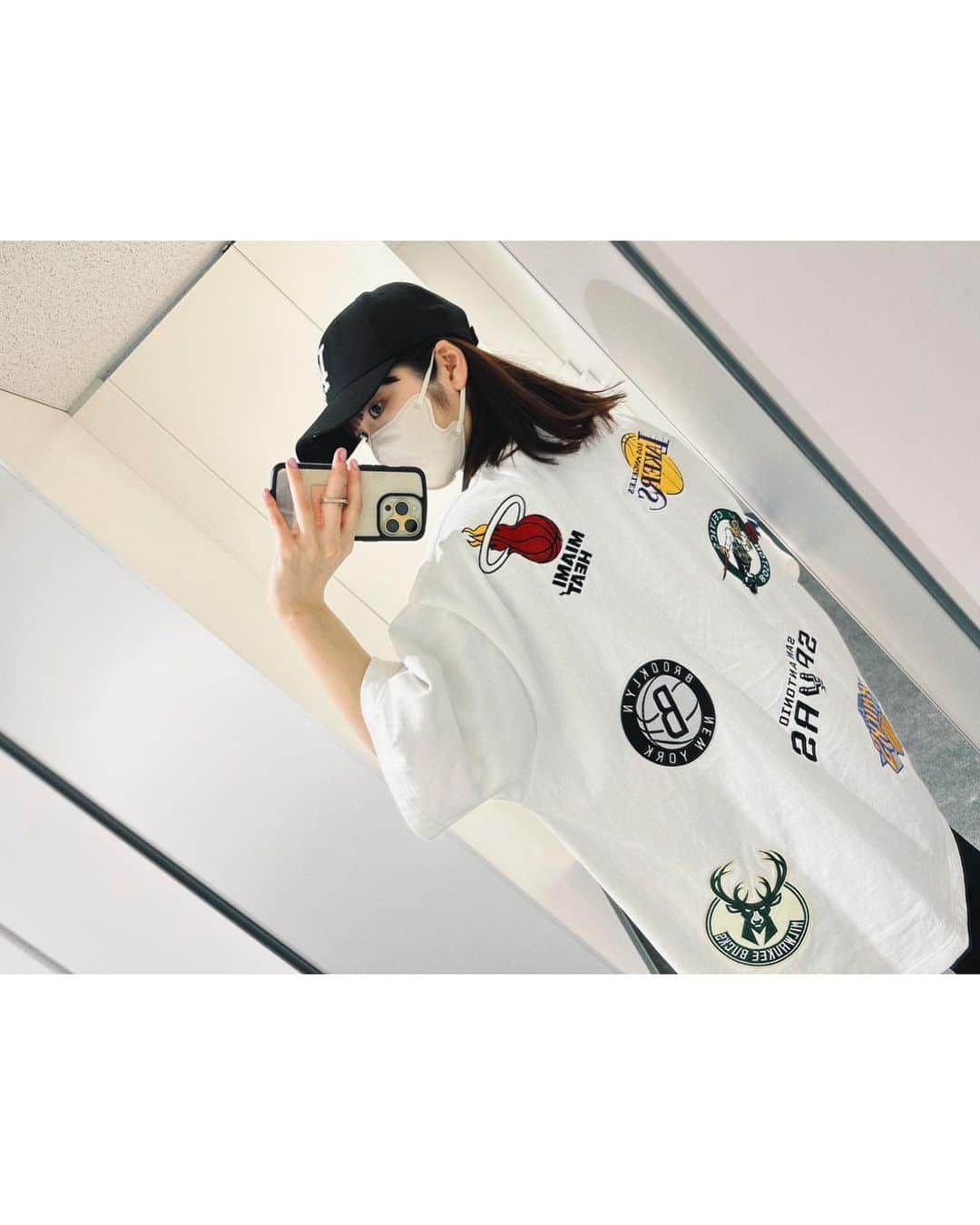 MOMOKAさんのインスタグラム写真 - (MOMOKAInstagram)「・ 4月、ありがとうーーー☺︎🌸🌸🌸  意味わからないくらいかわいいお洋服きてたの今日。🏀🩷🩵 可愛すぎてテンションあがりました。最高  5月もがんばっていこーーうっ！👊🏾🌼」4月30日 23時24分 - momoka_jewel