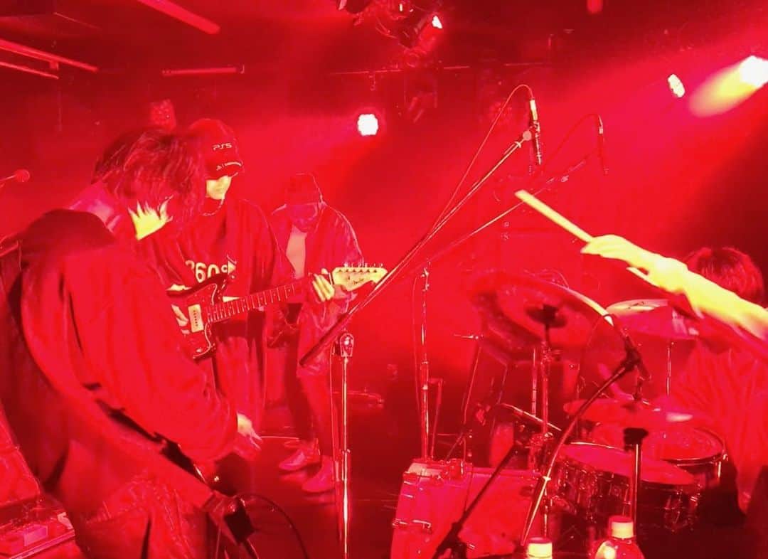 The mirrazのインスタグラム：「昨日は427、ソールドアウトありがとうございました。三年ぶりのライブ、楽しんでもらえたかな？真野くんがカッコいい写真です。またライブで会いましょう！ありがとね〜！」