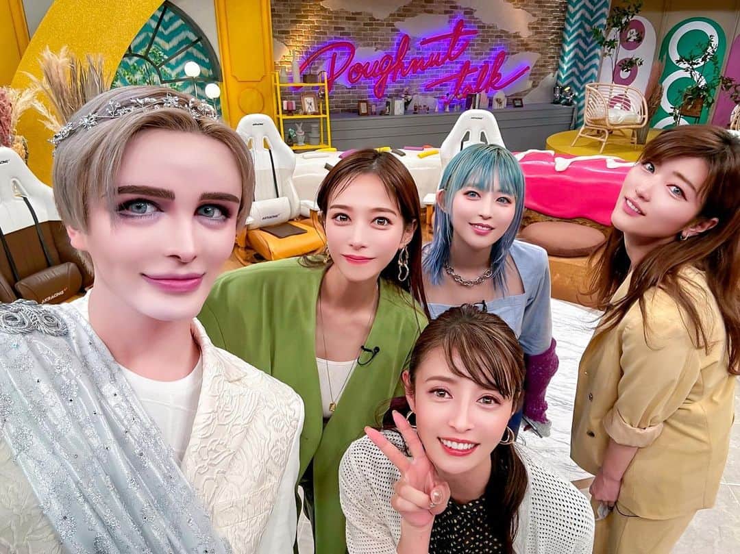 のインスタグラム：「. ドーナツトーク、まもなくTBS系にて始まります🤍  今回のゲストはmattさん！  美容トークに全員興味津々✨  しっかりmatt化もして頂きましたー🥰  放送、ぜひご覧下さい！！  #ドーナツトーク #matt さん」
