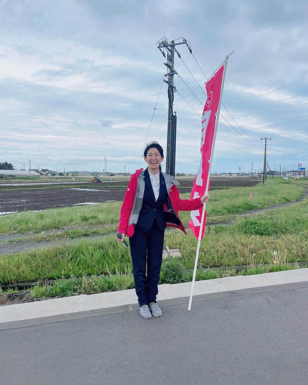 森下千里さんのインスタグラム写真 - (森下千里Instagram)「ゴールデンウィーク、いかがお過ごしですか？  こちら、宮城県石巻は少し雨がパラつきましたが、天気も次第に落ち着き、曇り空の過ごしやすい天気になりました。  今日もたくさんの方にお会いできました。 お宅にお邪魔させていただくと、 いつも、一人ひとりにそれぞれの暮らしがあり、 思いがある、ということを感じます。  それから、とってもいい笑顔の方ばかりにお会いできました！ 笑顔によし悪しはない、と言いたいですが、 特に、素敵だなと感じる方はいます。そんな方ばかりでした。  これを見ているあなたが 今日も笑顔で過ごしてくれていたら嬉しい☺️  でわ、おやすみなさい。」4月30日 23時33分 - morishitachii