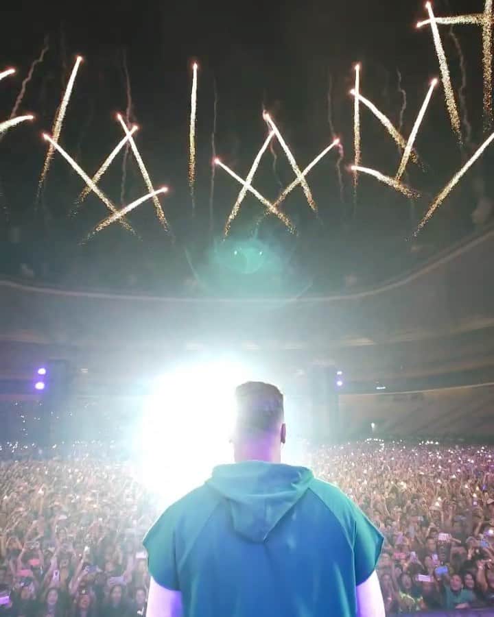 Sorriso Marotoのインスタグラム：「Ontem reunimos 20 mil pessoas em Manaus e fizemos história na Arena Amazônia!💥💥💥  Esse show nos traz sempre uma emoção diferente, ele é um mergulho nesses 25 anos de história, ver o estádio inteiro cantando todas as músicas com a gente foi de arrepiar. 🎶   Sem dúvida é isso que nos move turma, obrigado por tanto! 🙏🏽  Agora é a vez de Belém viver esse momento no dia 14 de Maio! 🧡 @sorrisoasantigas」