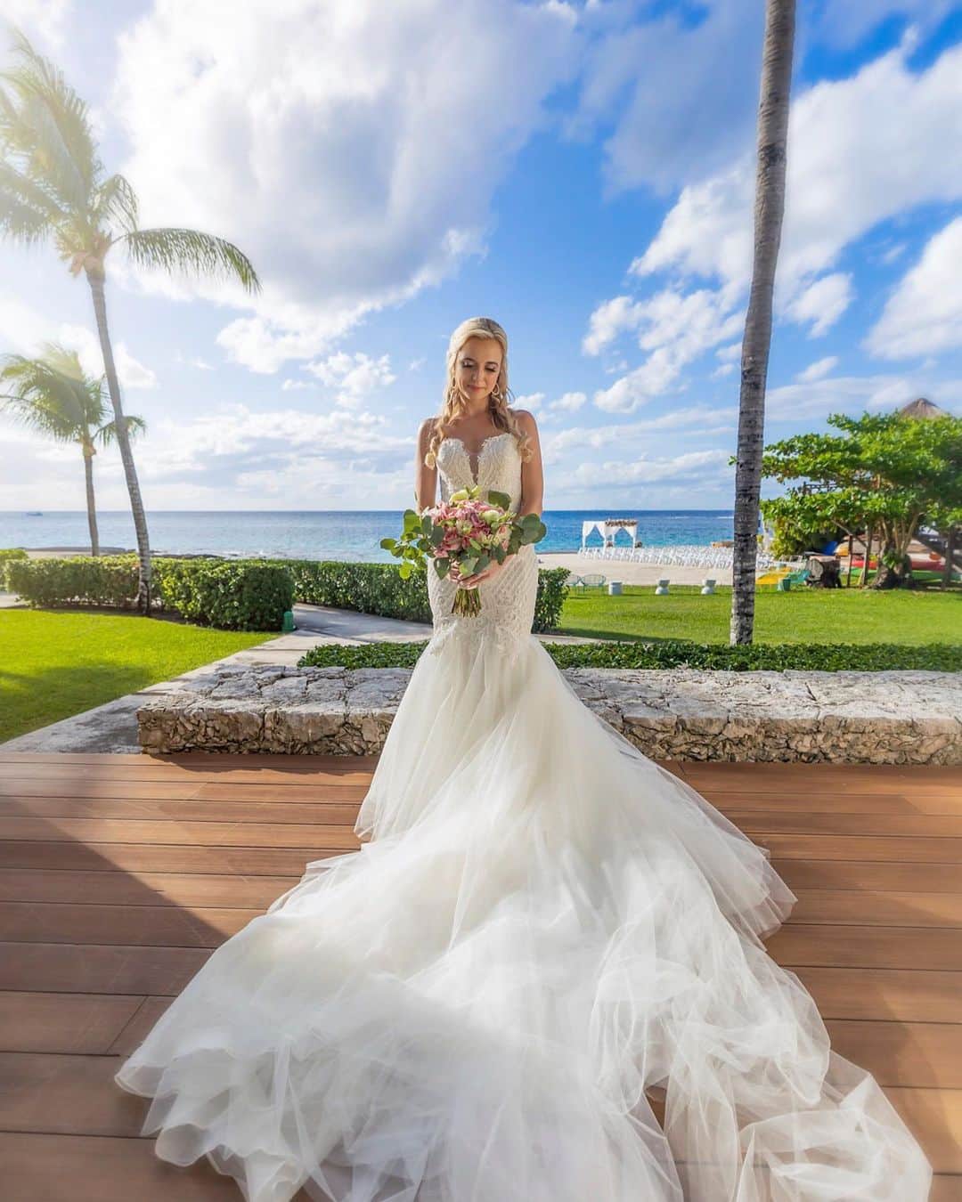 Wonderful Placesさんのインスタグラム写真 - (Wonderful PlacesInstagram)「@privateparadisecozumel has planned the ultimate destination wedding of your dreams! 😍 Experience an extravagant week-long wedding celebration with every detail covered, including an experienced behind the scenes wedding planner, hair and makeup artist, photographers, videographers, entertainers, acrobats and musicians.  The rehearsal dinner, 5 Hour oceanfront sunset wedding ceremony and reception, flights for the bride & groom, and world-class entertainment are all covered, including a one-week stay for up to 24 guests at Private Paradise Villa.  Learn more about the Royal Wedding Week Package at PrivatePAradiseVilla.com」4月30日 23時27分 - wonderful_places