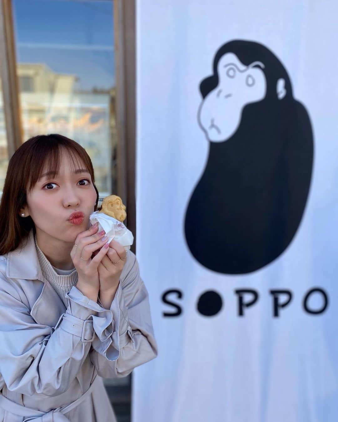 石橋美希さんのインスタグラム写真 - (石橋美希Instagram)「旅に欠かせない食🤭  お猿さんの形をしたそっぽ焼き🐒 どこか憎めない表情がかわいくて🙈💗 日光に行ったら絶対に食べようと 君に決めていました😉  皮はパリパリ、中のあんはたっぷり、 ほどよい甘さ☺️  かわいいうえに、味もとってもおいしいので 日光観光におすすめです🐒  #栃木 #日光 #観光 #旅 #japan #travel #food #そっぽ焼き #お猿さん #たい焼き #食べ歩き #たべるの大好き #アナウンサー #めんこいテレビ」4月30日 23時30分 - miki_ishibashi_mit