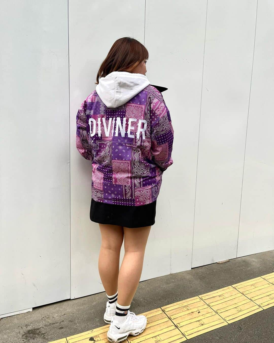 河野杏奈さんのインスタグラム写真 - (河野杏奈Instagram)「. DIVINER 💜🤍🖤  @diviner_official  #diviner#ディバイナー #ストリート#ファッション #streetstyle#fashion」4月30日 23時30分 - annakono_17