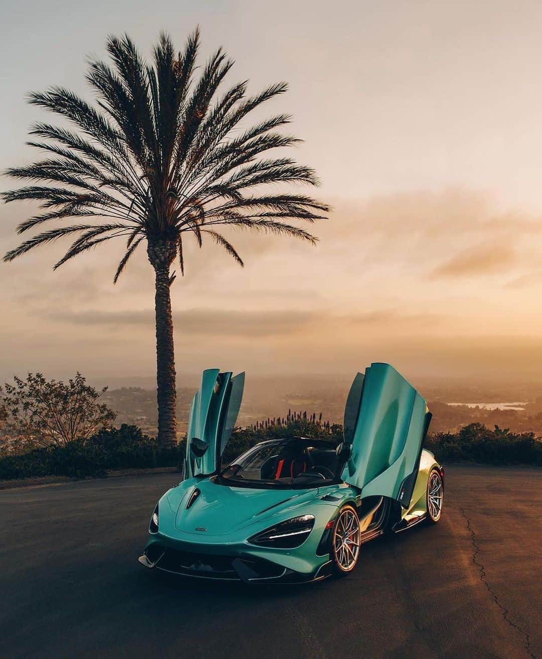 CarsWithoutLimitsのインスタグラム：「McLaren 765LT Spider • 📸 @relivinap  #carswithoutlimits #mclaren #765lt #765lt」