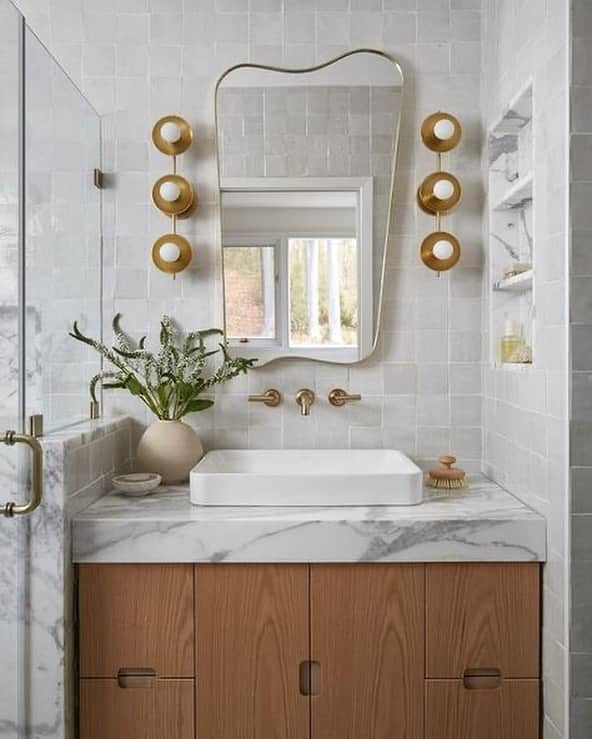 Homepolishのインスタグラム：「We love a good millwork detail in lieu of hardware, and, in this case, all the other details here as well. Design by Far Studio, photo by Brian Wetzel, styling by Kristi Hunter. @far_studio_ @brianwetzelphoto @kristihunter   #bathroomdesign #organicinteriors #vanitymirror #interiordesign #details #bathroomremodel #customvanity #millwork #homestyle #renovationproject #easylikesundaymorning #joinfreddie」