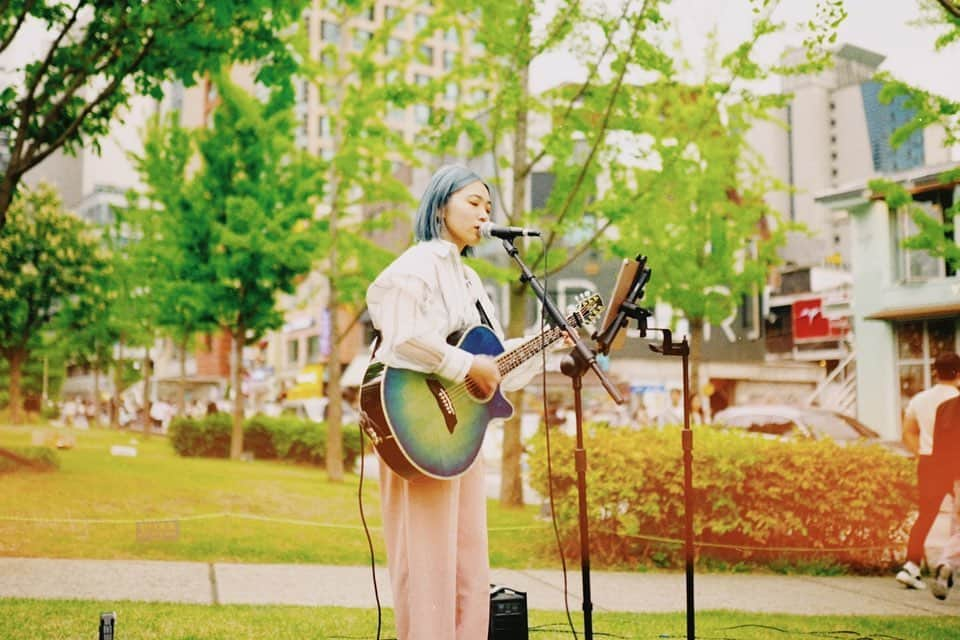 野田愛実さんのインスタグラム写真 - (野田愛実Instagram)「* NODAEMI STREET LIVE in KOREA🏹🤍  韓国という場所をもっともっと好きになった三日間でした。 やっと韓国の皆さんに会うことができて ほんとに、ほんとに嬉しかったです。 YouTubeでカバーを投稿するようになってから ずっと韓国に歌いに行きたいなと思っていたけど いざその日が来ると、最初はすごく不安でした。 だけど、そんな不安も一瞬で吹き飛んじゃうくらい 韓国で出会ったみなさんは温かくて素敵でした。 幸せな時間や言葉をくれてありがとう！ また必ず会いにいきます！  감사합니다🤍 다시 만나요🥰」4月30日 23時42分 - noda_emi