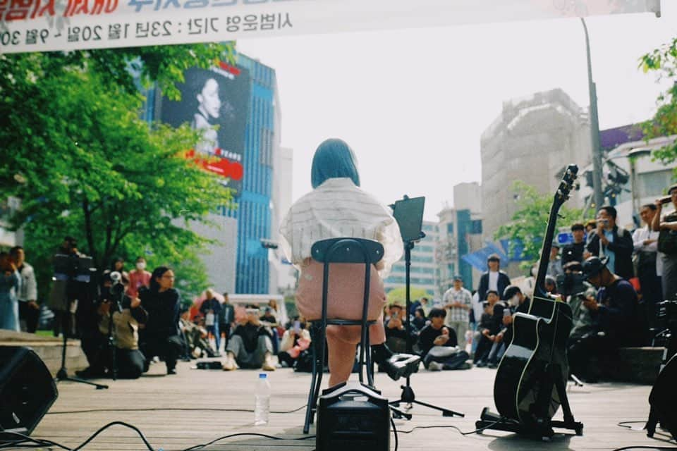 野田愛実さんのインスタグラム写真 - (野田愛実Instagram)「* NODAEMI STREET LIVE in KOREA🏹🤍  韓国という場所をもっともっと好きになった三日間でした。 やっと韓国の皆さんに会うことができて ほんとに、ほんとに嬉しかったです。 YouTubeでカバーを投稿するようになってから ずっと韓国に歌いに行きたいなと思っていたけど いざその日が来ると、最初はすごく不安でした。 だけど、そんな不安も一瞬で吹き飛んじゃうくらい 韓国で出会ったみなさんは温かくて素敵でした。 幸せな時間や言葉をくれてありがとう！ また必ず会いにいきます！  감사합니다🤍 다시 만나요🥰」4月30日 23時42分 - noda_emi