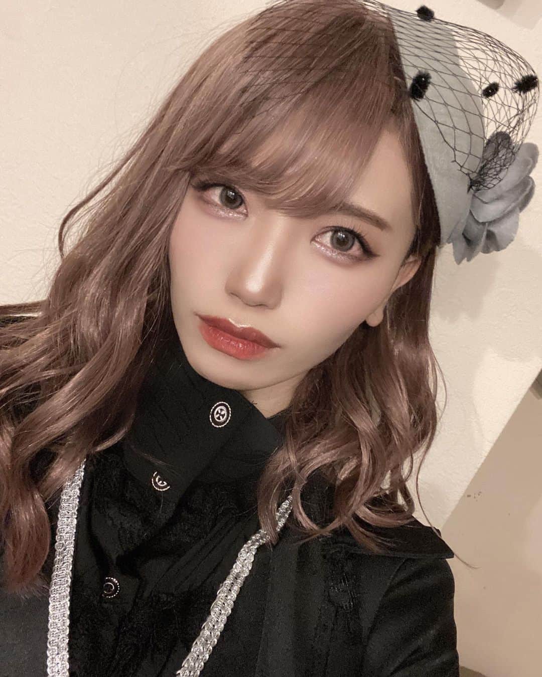 石原美沙紀のインスタグラム：「#少ステ　　 全公演終演✩︎⡱ ありがとうございました！ 連日満席でたくさんのお客様に愛していただけてとても幸せです☺️！  ハイド公爵、いかがでしたか？(*'ω'*) 彼女もまた夢があり、この世界で生き抜くには強くいなければならない、娘には自身の昔を重ねて見ていたのではないかと演じながら感じていました。 ランジア、幸せになって、、、、😢  7年ぶりにきこと舞台で共演できたのも本当に嬉しかったです💙きこのプロデュースする少年秘密倶楽部は、きこの人柄と積み上げてきた頑張りがあってこそ全員素敵なメンバーさんたちが揃って、愛されるべくして愛された素敵なユニットなのだとわくわくしながら一緒に舞台に立っていました💙  携われて幸せです🌹  私も、作品から、共演したみなさんから、お客様から頑張るパワーをいただきました！！！！  これからも応援よろしくお願いします♡  (p.s ハイド様みたいに石原美沙紀は怖くないので安心して近寄ってくださいと願います)  #少年秘密倶楽部　#舞台」
