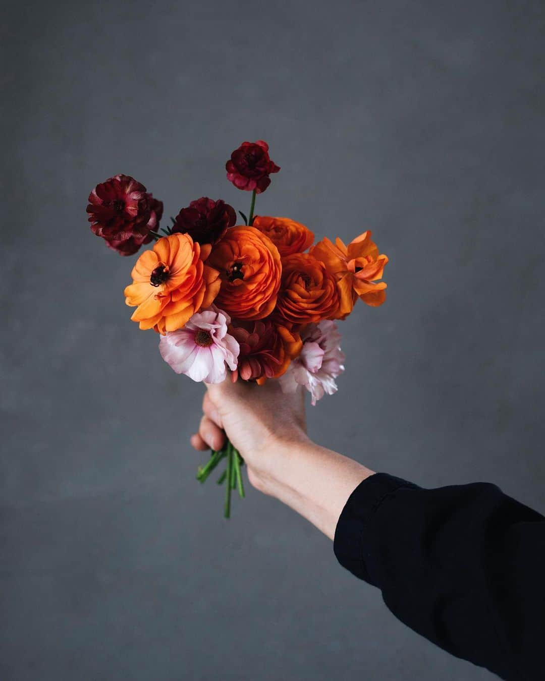 増田由希子さんのインスタグラム写真 - (増田由希子Instagram)「Ranunculus bouquet 🧡#ranunculus #colorlove   ご近所の方から、お庭の花をいただきました。美しい色合いにうっとり❤️ #ラナンキュラスラックス #晩春」4月30日 23時39分 - nonihana_