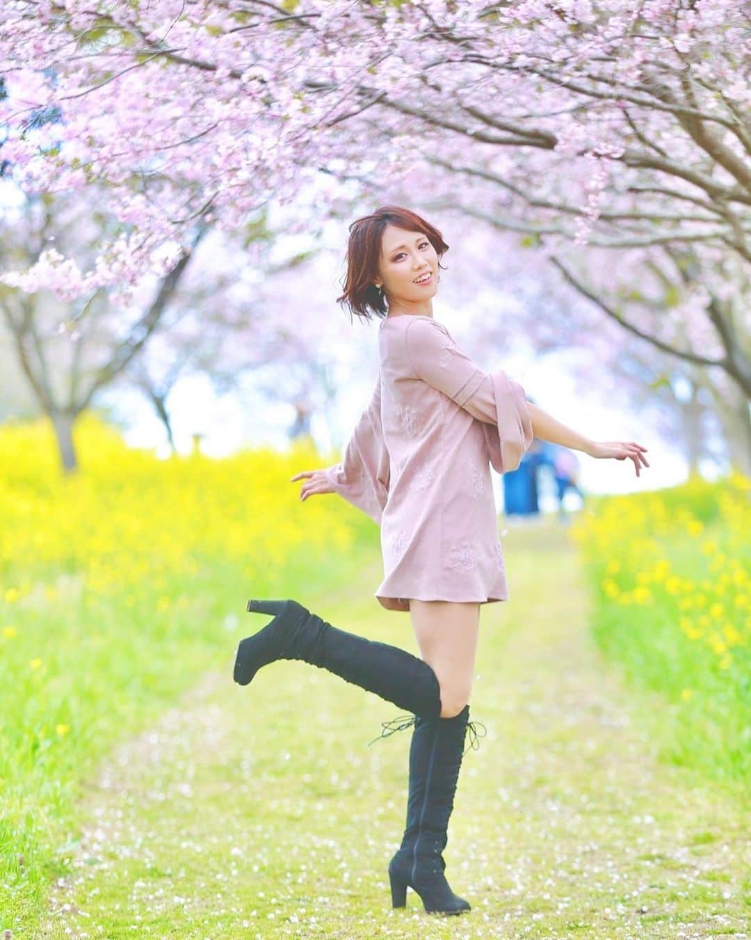 杉絵里香のインスタグラム：「出会いと別れの季節が過ぎて、もうあっという間に5月ですね！✨ . . 📷cameraman @nori_shige  . . . #桜  #撮影  #被写体  #ポートレート  #portrait  #model  #photo  #photography  #fashion  #japanesegirl  #japanesemodel  #followme #美脚  #ショートヘア  #カメラマンさんと繋がりたい  #写真好きな人と繋がりたい  #キリトリセカイ  #ファインダー越しの私の世界  #杉絵里香」