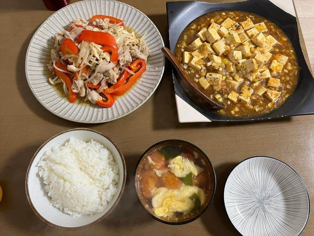 岸大貴のインスタグラム：「中華メニュー！ 麻婆豆腐なのでご飯大盛り2杯です🍚 次の日の練習に向けてエネルギーチャージ🔥 中華風野菜炒めも、中華スープも美味しかったです✌️  #らでぃっしゅぼーや #らでぃっしゅぼーや様からのご提供 #野菜 #トランポリン」