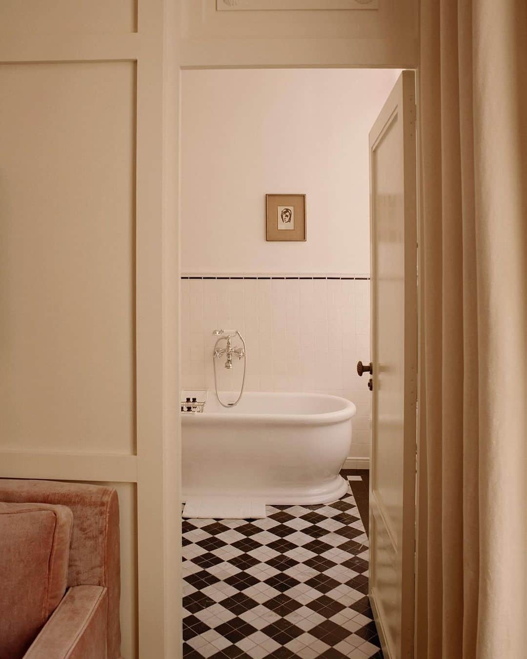 ウォントのインスタグラム：「A bathroom at @hotelchateauvoltaire designed by @festenarchitecture⁠ —⁠ Une salle de bain de l'@hotelchateauvoltaire conçue par @festenarchitecture⁠」