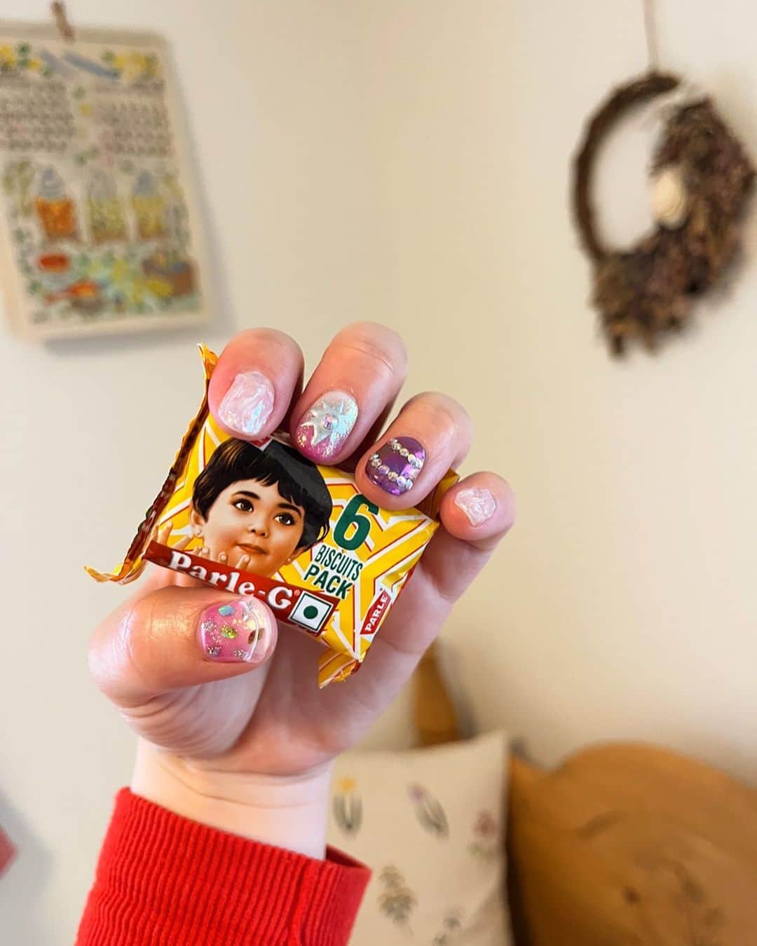 のインスタグラム：「『Parle-G』というビスケット。 大好きなカレー屋さんでいただいた、インドのお土産。 凛々しい顔つきの少年がかわいい！ ネイルもかわいい！！  #parlegbiscuits  #ネイル」