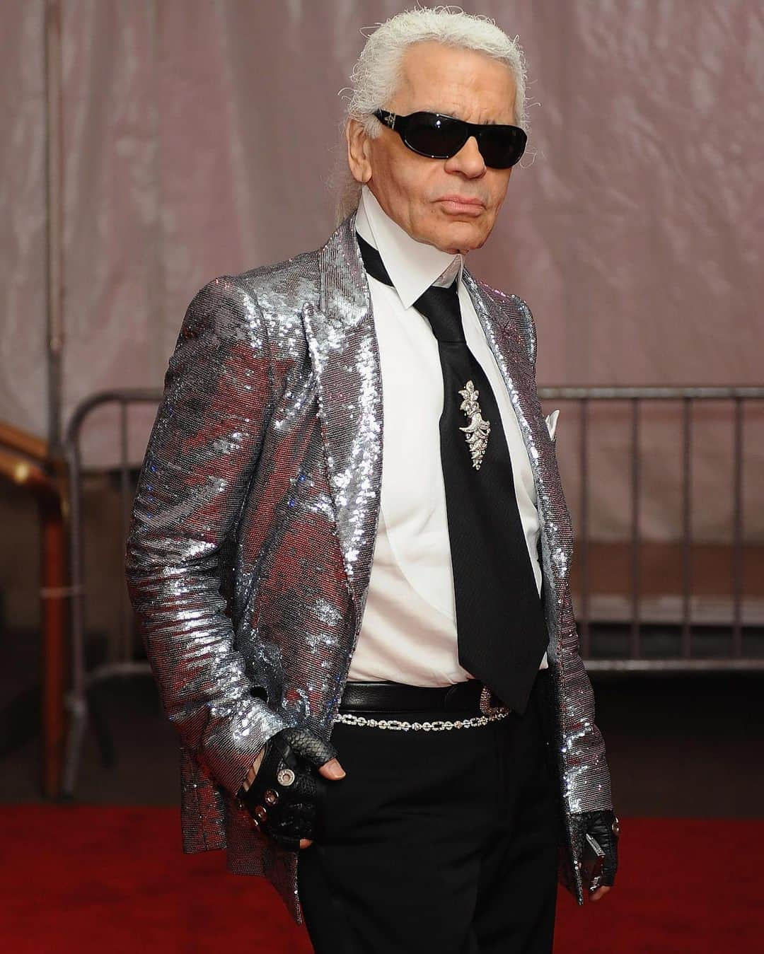 カールラガーフェルドさんのインスタグラム写真 - (カールラガーフェルドInstagram)「#MetGala flashback: Karl Lagerfeld was photographed at the 2008 event, themed “Superheroes: Fashion and Fantasy.”   Tomorrow the red carpet will once again roll out on The Met’s iconic steps — and this time, it’s all for Karl.   Photo ©️ Dimitrios Kambouris/WireImage.」4月30日 23時52分 - karllagerfeld